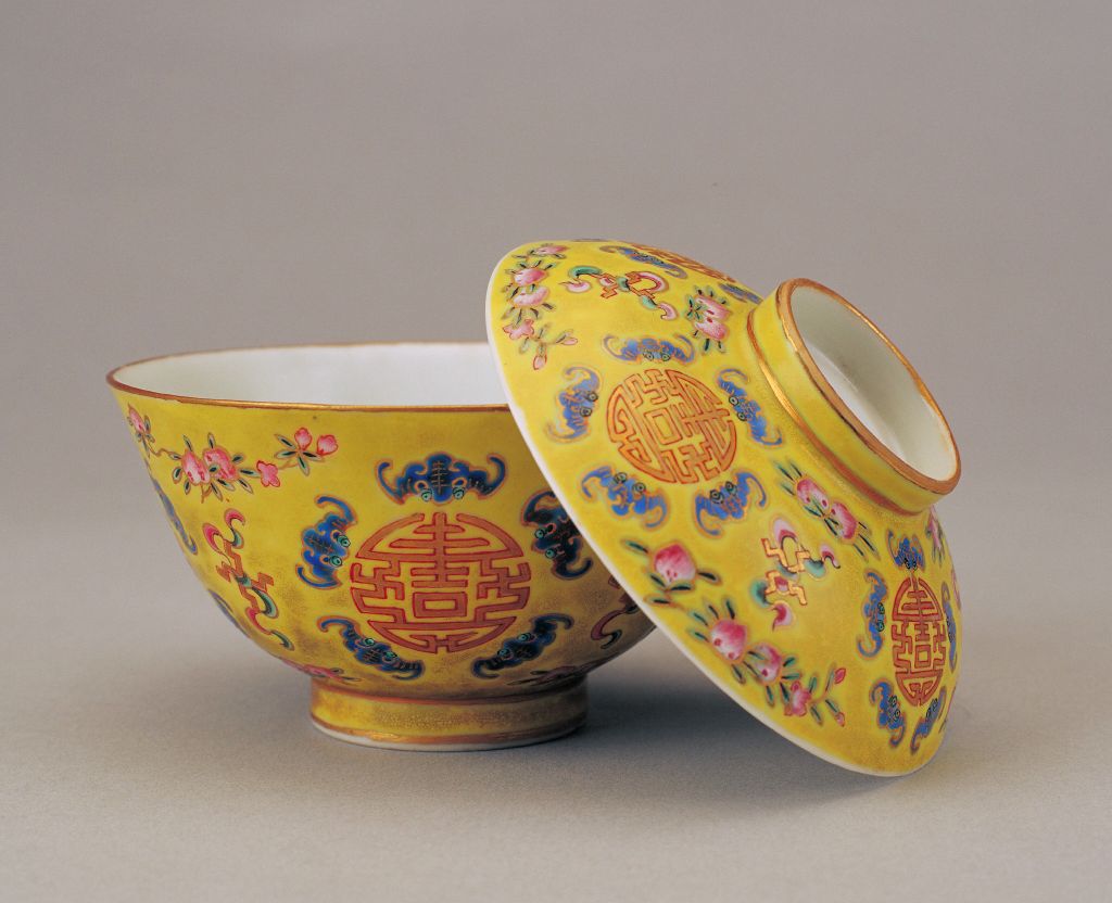 图片[2]-Yellow ground pastel colored bowl with five bats holding longevity characters-China Archive